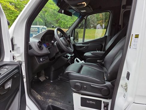 Used 2022 Mercedes-Benz Sprinter 2500 image 10