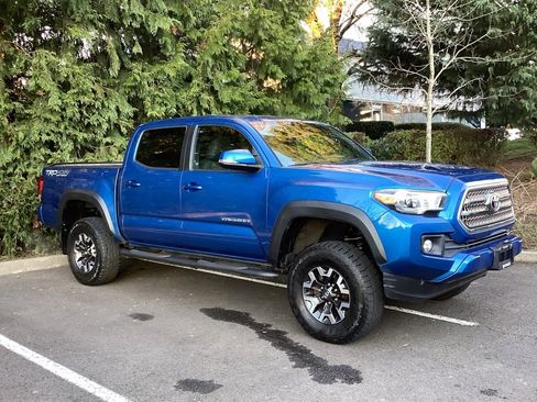 Used 2017 Toyota Tacoma TRD Off-Road image 8