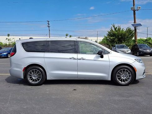 Used 2024 Chrysler Pacifica Touring-L FWD image 7