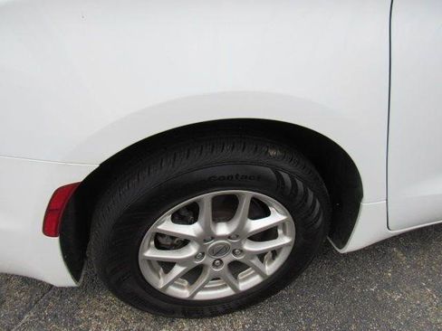 Used 2023 Chrysler Pacifica Touring FWD image 9