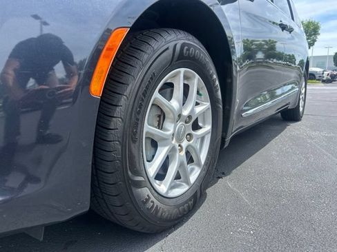 Used 2020 Chrysler Pacifica Touring-L FWD image 14