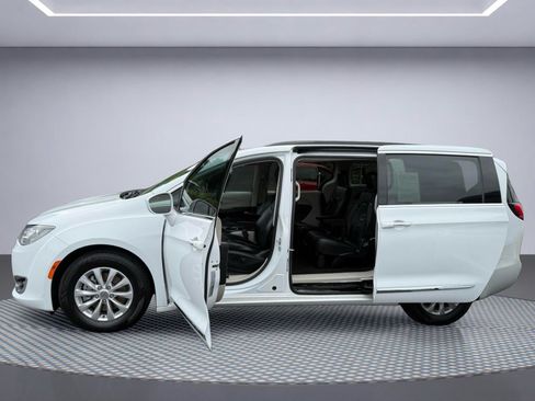 Used 2017 Chrysler Pacifica Touring-L FWD image 11