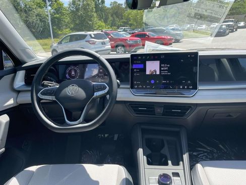 New 2026 Volkswagen Tiguan SE FWD image 13