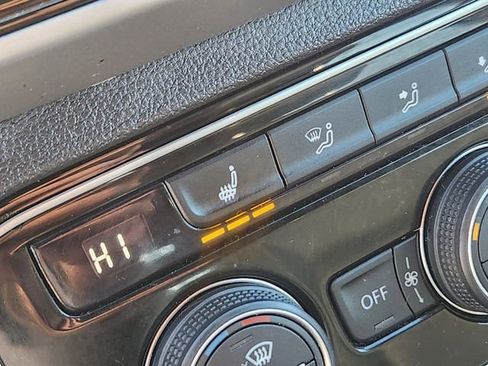 Used 2022 Volkswagen Atlas Cross Sport SE image 22