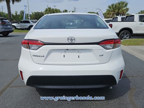 Used 2024 Toyota Corolla LE w/ LE Convenience Package FWD image 4