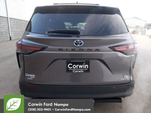 Used 2022 Toyota Sienna LE image 4