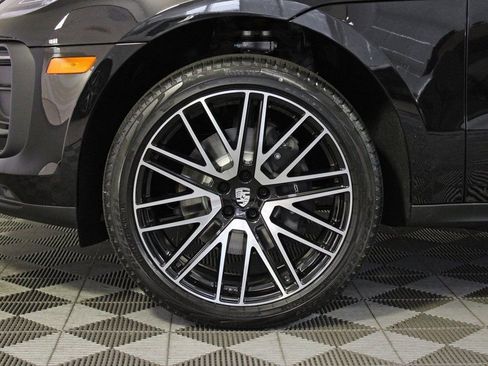 Certified 2025 Porsche Macan AWD/4WD image 38