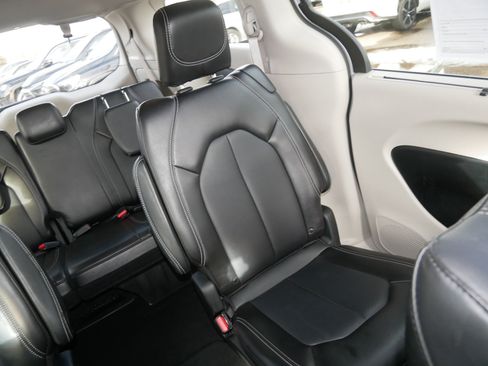 Used 2024 Chrysler Pacifica Touring-L image 14