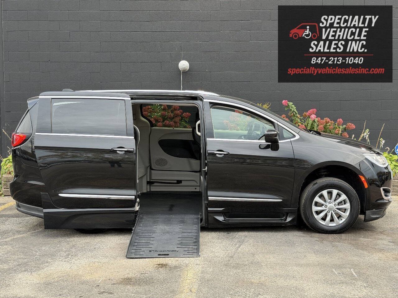 Used 2018 Chrysler Pacifica Touring-L FWD image 2