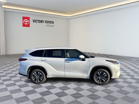 Used 2023 Toyota Highlander XLE image 2