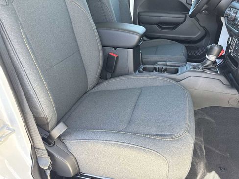 Used 2025 Jeep Gladiator Sport image 18