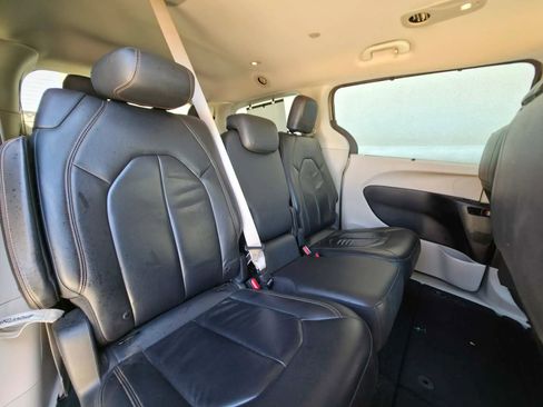 Used 2017 Chrysler Pacifica Touring-L w/ Tire & Wheel Group FWD image 18