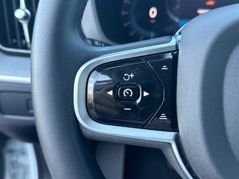 Used 2025 Volvo XC60 B5 Plus image 29