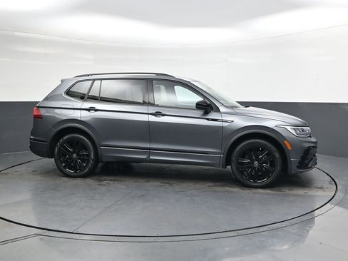 Used 2022 Volkswagen Tiguan SE R-Line image 3