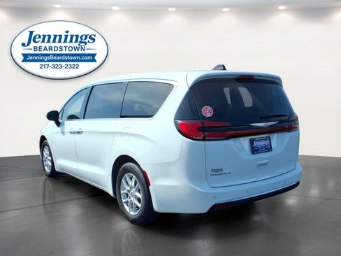 Used 2023 Chrysler Pacifica Touring-L FWD image 3