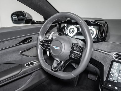 Used 2025 Aston Martin V8 Vantage Coupe RWD image 19