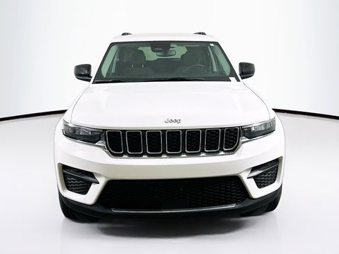 Used 2023 Jeep Grand Cherokee Laredo AWD/4WD image 2