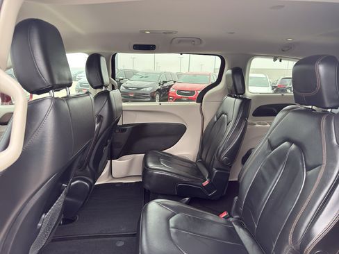 Used 2017 Chrysler Pacifica Touring-L image 29
