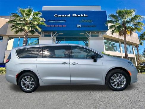 New 2026 Chrysler Pacifica Limited w/ Uconnect Theater Family Group image 4
