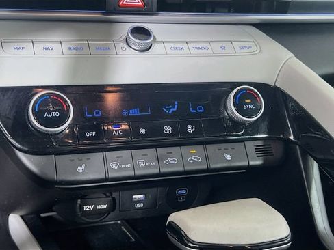 Used 2025 Hyundai Elantra Limited FWD image 16