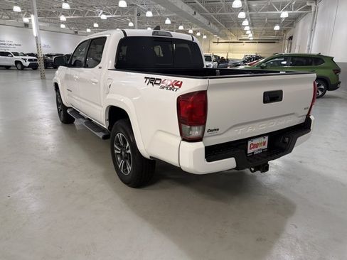 Used 2017 Toyota Tacoma TRD Sport w/ Tow Package (A/T) AWD/4WD image 5