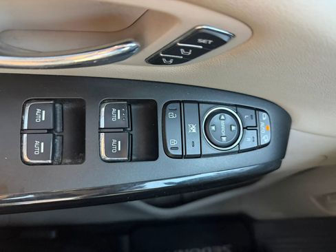 Used 2021 Kia Sedona EX w/ EX Premium Package FWD image 23