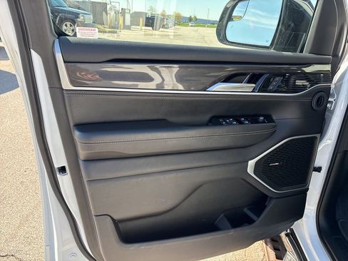 Used 2023 Jeep Wagoneer 4WD w/ Premium Group I image 8