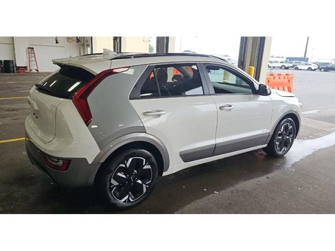 Used 2023 Kia Niro Wave w/ Wave Preserve Package FWD image 3