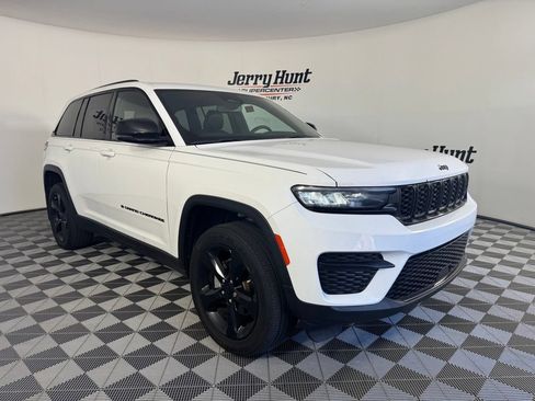 Used 2023 Jeep Grand Cherokee Altitude RWD image 6