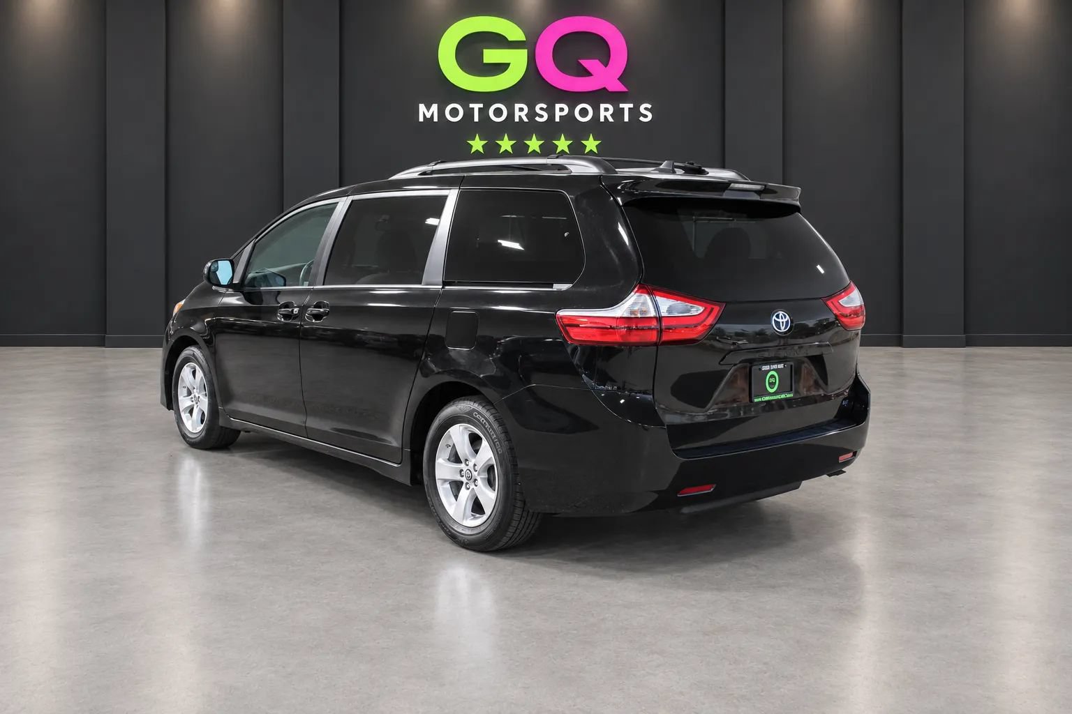 Used 2018 Toyota Sienna LE w/ Carpet Mat Package FWD image 5