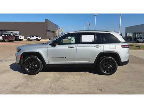 Used 2024 Jeep Grand Cherokee Altitude image 5
