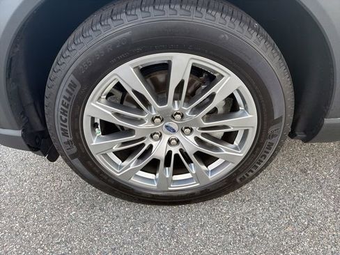 Used 2026 Ford Explorer Platinum RWD image 9