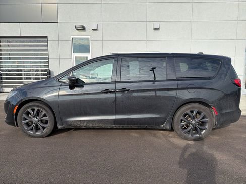 Used 2018 Chrysler Pacifica Touring Plus w/ S Appearance Package image 3