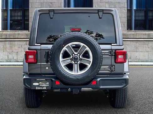 Used 2018 Jeep Wrangler Unlimited Sahara AWD/4WD image 4