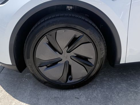 Used 2026 Tesla Model Y 2WD image 17