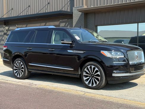 Used 2024 Lincoln Navigator L Reserve AWD/4WD image 3