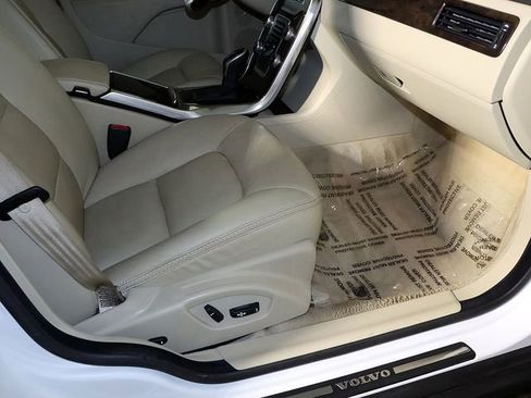 Used 2015 Volvo XC70 T6 w/ Proximity Package image 35