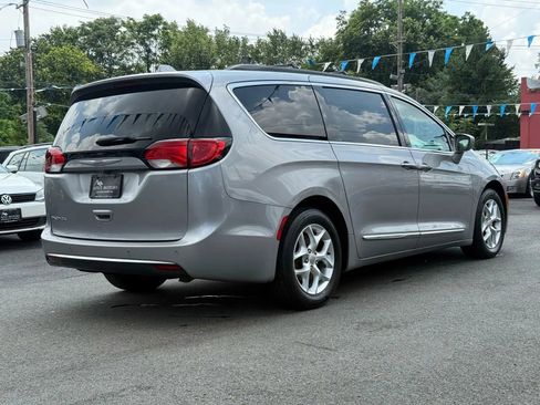 Used 2017 Chrysler Pacifica Touring-L w/ Tire & Wheel Group FWD image 13