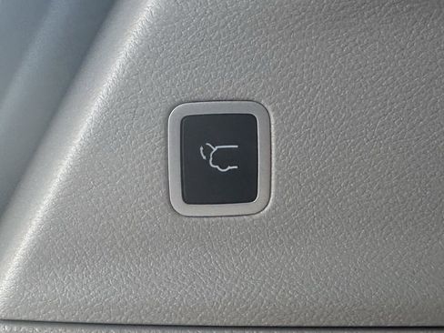 Used 2024 Chrysler Pacifica Touring-L image 9