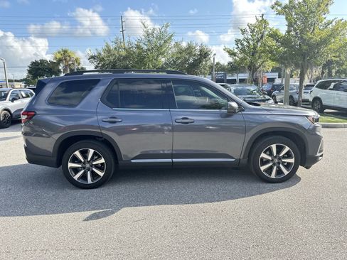 Used 2025 Honda Pilot Touring image 7