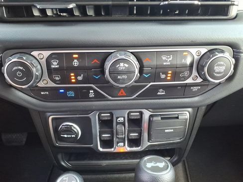 Used 2025 Jeep Wrangler Unlimited Sahara AWD/4WD image 24