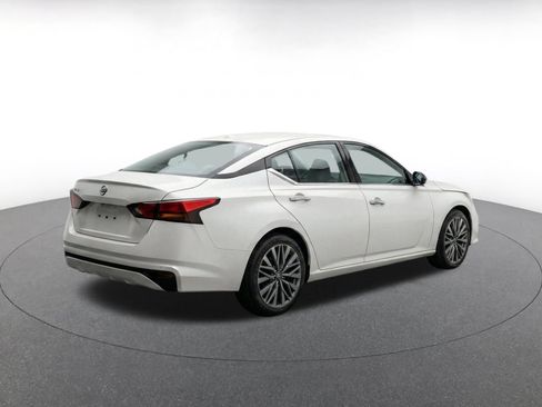 Used 2025 Nissan Altima 2.5 SV FWD image 10