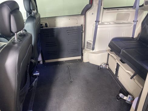 Used 2016 Chrysler Town & Country Touring w/ Driver Convenience Group image 12