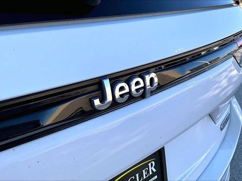Used 2023 Jeep Grand Cherokee Overland w/ Luxury Tech Group IV AWD/4WD image 31