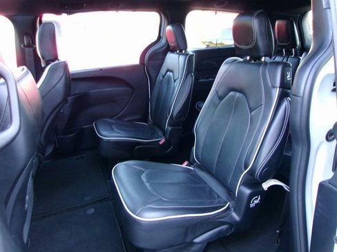 Used 2025 Chrysler Pacifica Limited image 19