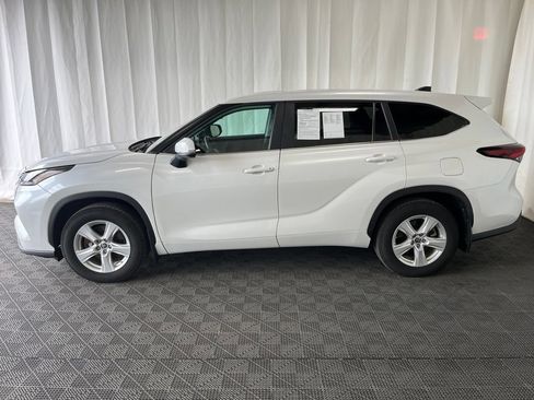 Used 2024 Toyota Highlander LE FWD image 28