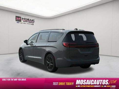 Used 2025 Chrysler Pacifica Limited FWD image 5