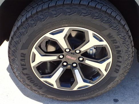 New 2026 GMC Yukon AT4 w/ AT4 Premium Package image 9