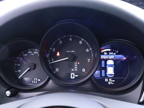 Certified 2025 Porsche Macan AWD/4WD image 11