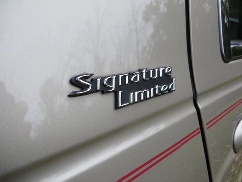 Used 2008 Lincoln Town Car Signature Limited image 18